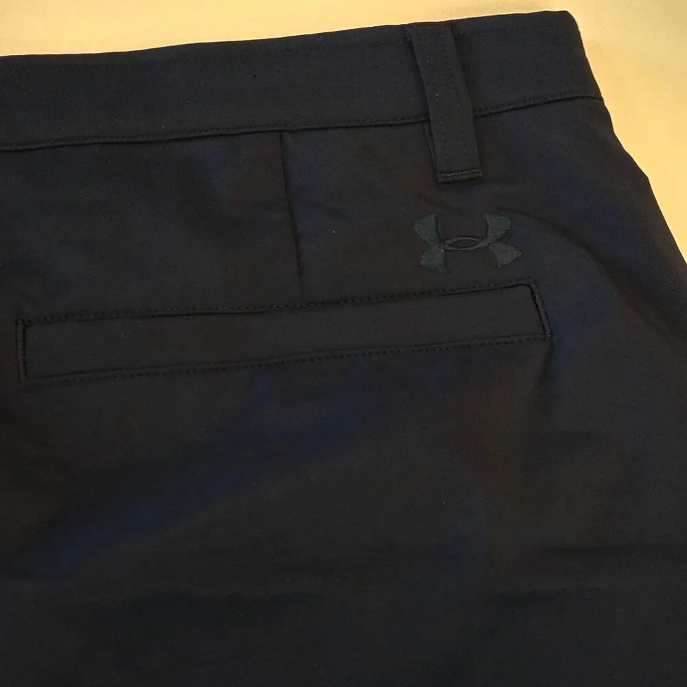 Under Armour HeatGear Men’s Loose Fit Shorts, Navy Blue, Size 38